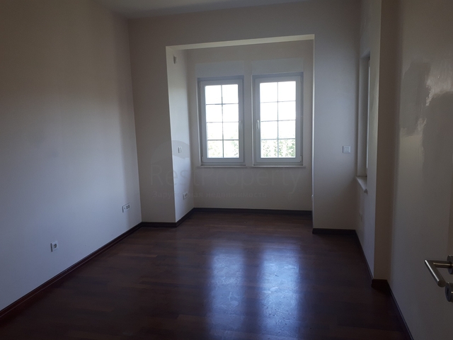 Четырехэтажная вилла планировкой 5+2 в озеленнённом пригороде