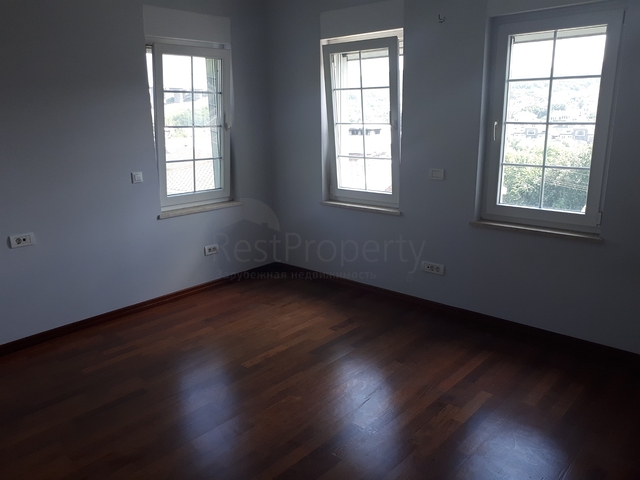 Четырехэтажная вилла планировкой 5+2 в озеленнённом пригороде