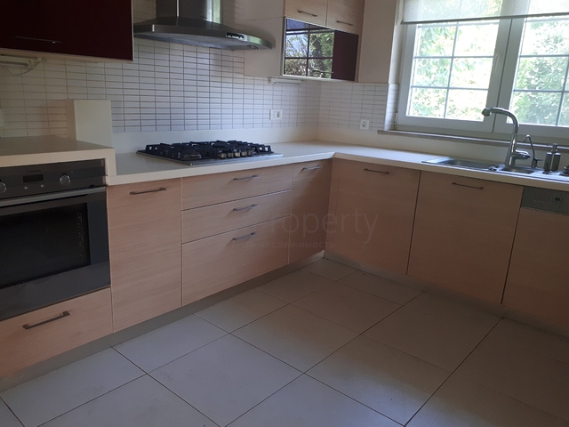 Четырехэтажная вилла планировкой 5+2 в озеленнённом пригороде