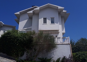 Четырехэтажная вилла планировкой 5+2 в озеленнённом пригороде