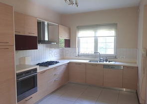 Четырехэтажная вилла планировкой 5+2 в озеленнённом пригороде