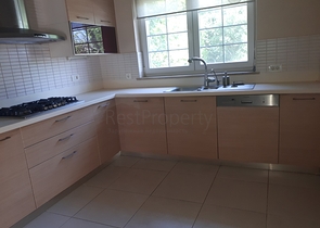 Четырехэтажная вилла планировкой 5+2 в озеленнённом пригороде