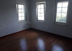 Четырехэтажная вилла планировкой 5+2 в озеленнённом пригороде