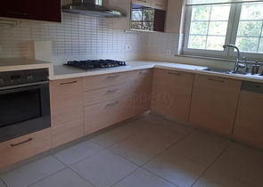 Четырехэтажная вилла планировкой 5+2 в озеленнённом пригороде