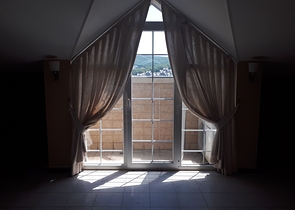 Четырехэтажная вилла планировкой 5+2 в озеленнённом пригороде