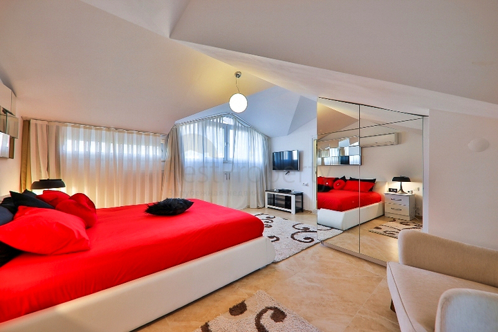 Вилла с бассейном планировки 5+1 в районе Фетхие 