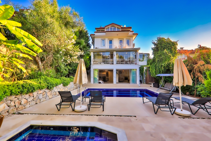 Вилла с бассейном планировки 5+1 в районе Фетхие 