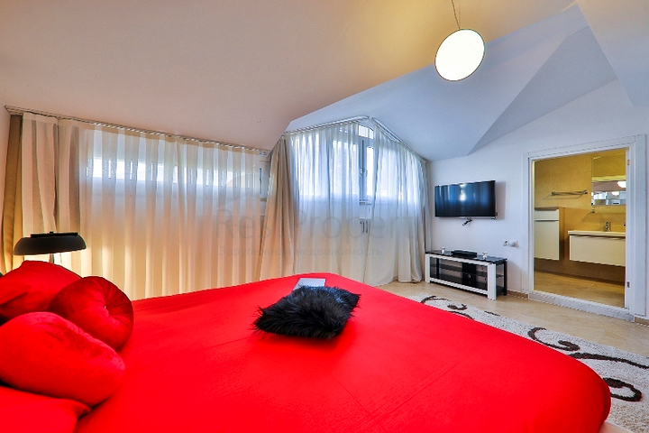 Вилла с бассейном планировки 5+1 в районе Фетхие 