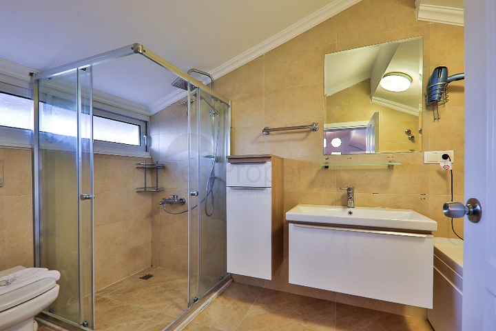 Вилла с бассейном планировки 5+1 в районе Фетхие 