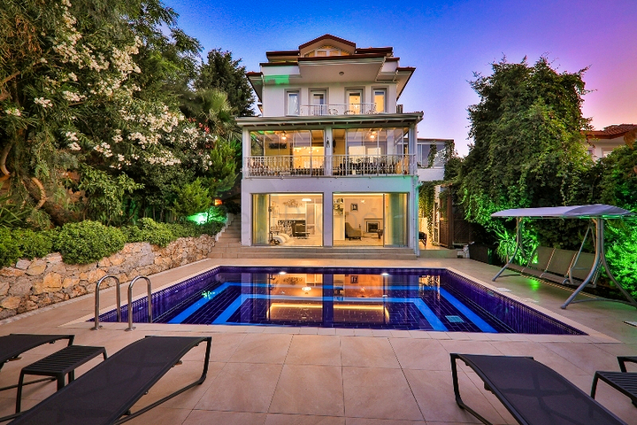 Вилла с бассейном планировки 5+1 в районе Фетхие 