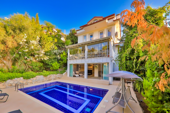 Вилла с бассейном планировки 5+1 в районе Фетхие 