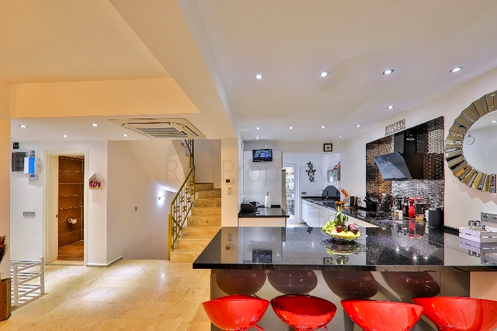 Вилла с бассейном планировки 5+1 в районе Фетхие 