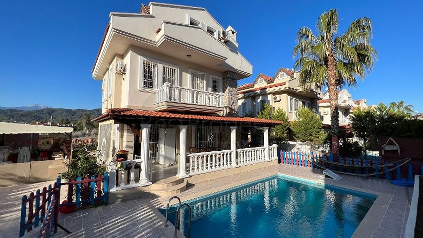 Вилла с видом на море планировки 4+1 в районе Фетхие 