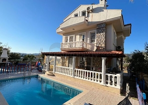 Вилла с видом на море планировки 4+1 в районе Фетхие 