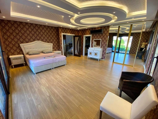 Просторная вилла планировки 6+1 в районе Кемер - Анталия 