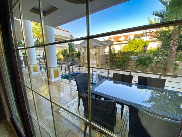 Просторная вилла планировки 6+1 в районе Кемер - Анталия 