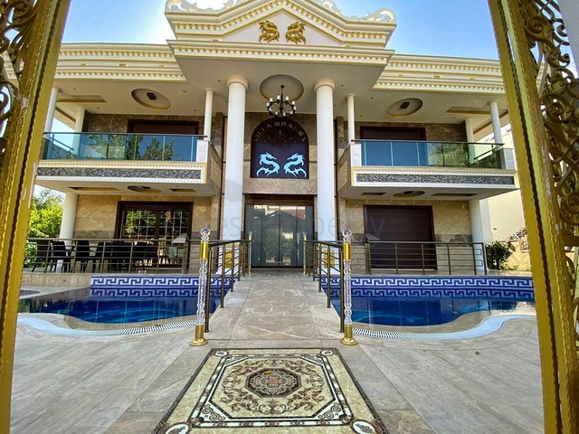 Просторная вилла планировки 6+1 в районе Кемер - Анталия 