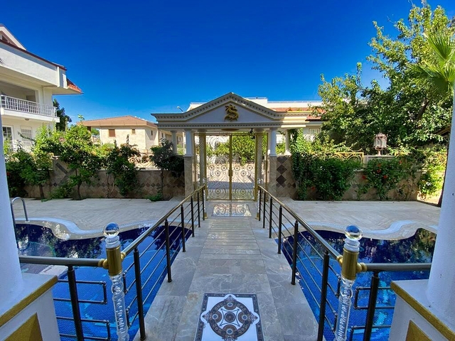 Просторная вилла планировки 6+1 в районе Кемер - Анталия 