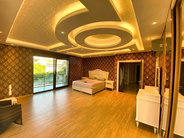 Просторная вилла планировки 6+1 в районе Кемер - Анталия 