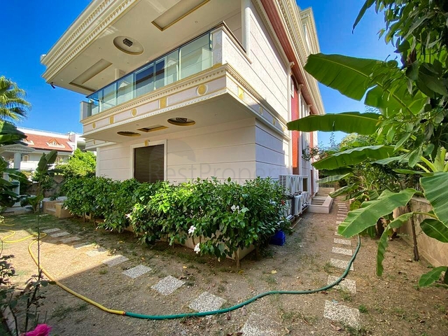 Просторная вилла планировки 6+1 в районе Кемер - Анталия 