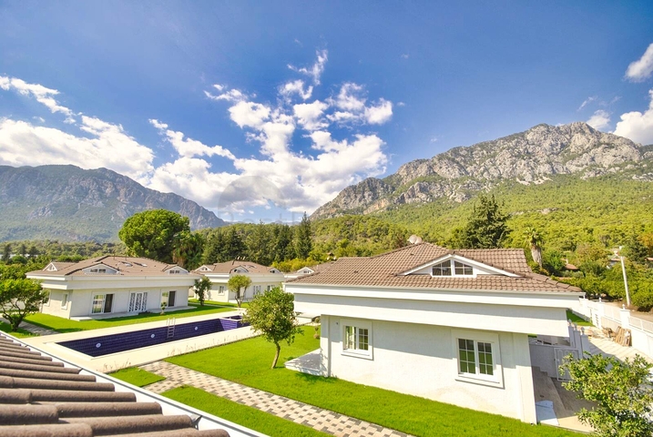 Квартира планировки 2+1 с видом на горы в районе Кемер - Анталия 