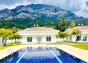 Квартира планировки 2+1 с видом на горы в районе Кемер - Анталия 