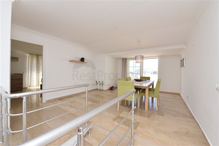 Шикарный пентхаус с четырьмя спальнями в уютном районе Тосмур