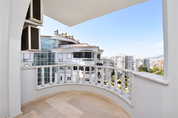 Шикарный пентхаус с четырьмя спальнями в уютном районе Тосмур