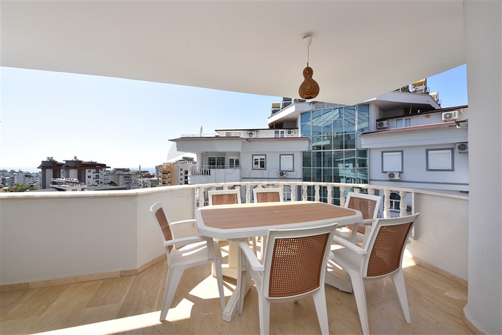 Шикарный пентхаус с четырьмя спальнями в уютном районе Тосмур