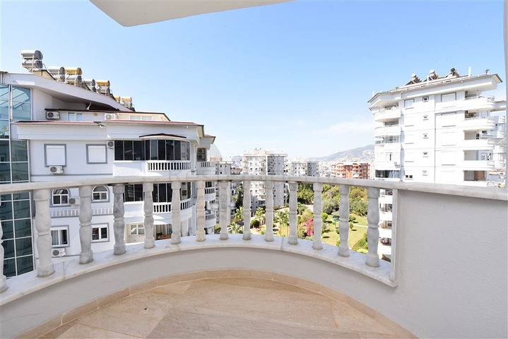 Шикарный пентхаус с четырьмя спальнями в уютном районе Тосмур