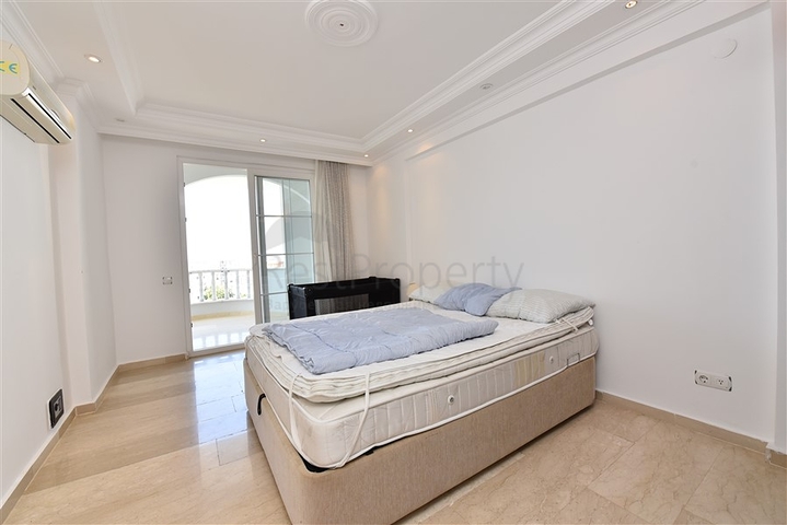 Шикарный пентхаус с четырьмя спальнями в уютном районе Тосмур