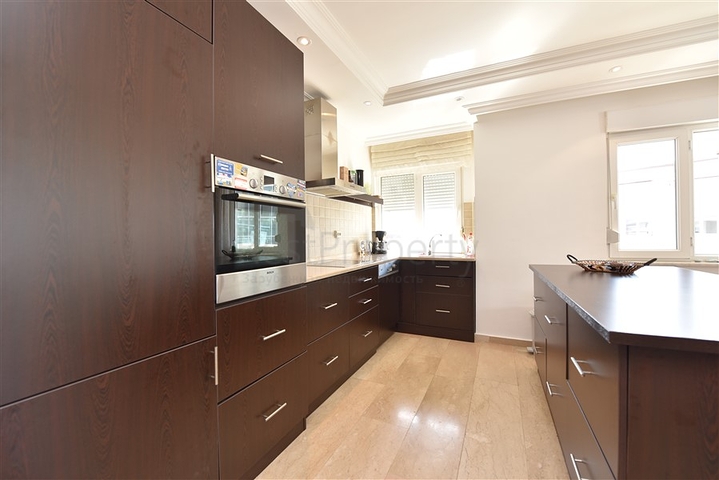 Шикарный пентхаус с четырьмя спальнями в уютном районе Тосмур