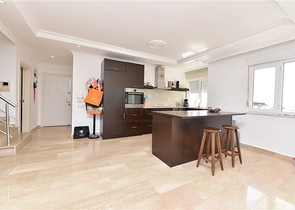 Шикарный пентхаус с четырьмя спальнями в уютном районе Тосмур