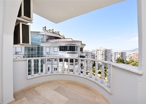 Шикарный пентхаус с четырьмя спальнями в уютном районе Тосмур