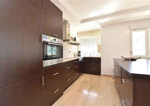 Шикарный пентхаус с четырьмя спальнями в уютном районе Тосмур