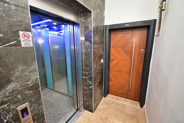 Квартира планировки 6+1 дуплекс в центре города Анталия 