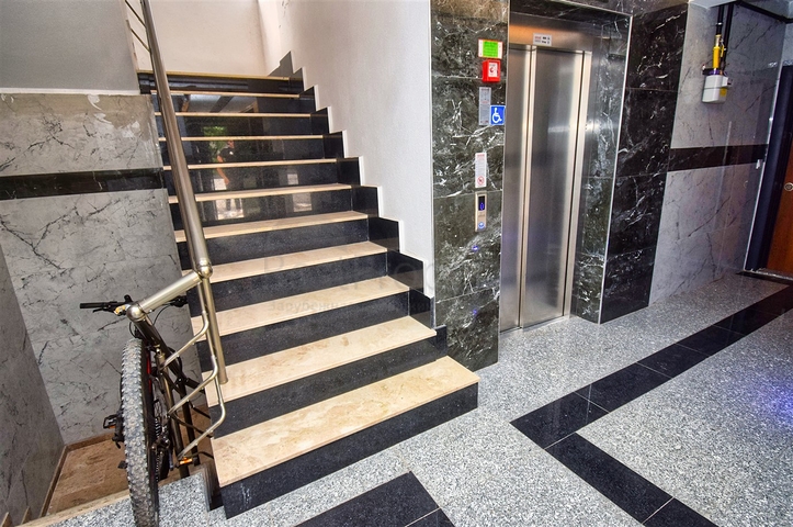 Квартира планировки 6+1 дуплекс в центре города Анталия 