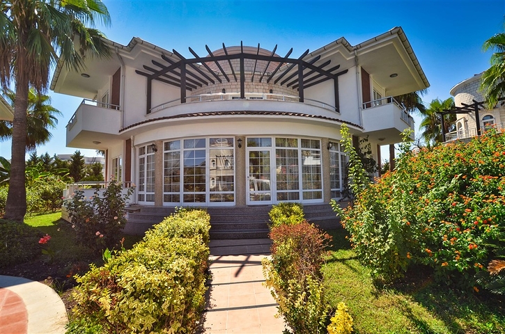 Виллы планировки 5+1 в живописном районе Кемера