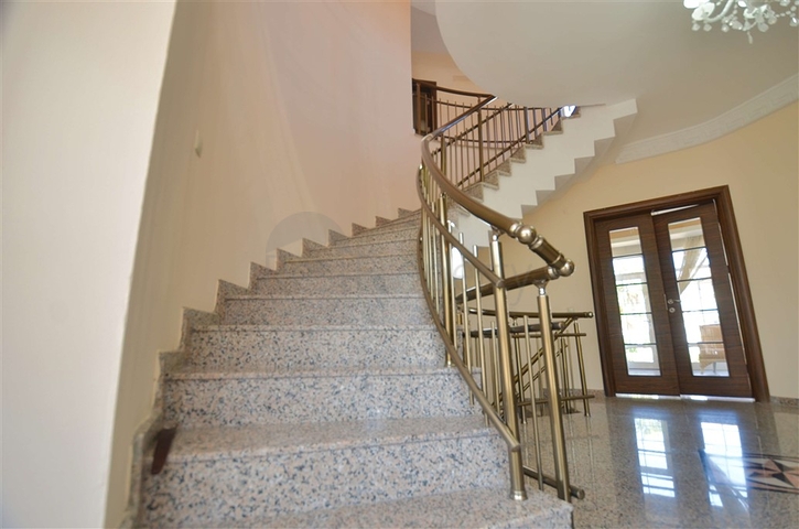 Виллы планировки 5+1 в живописном районе Кемера