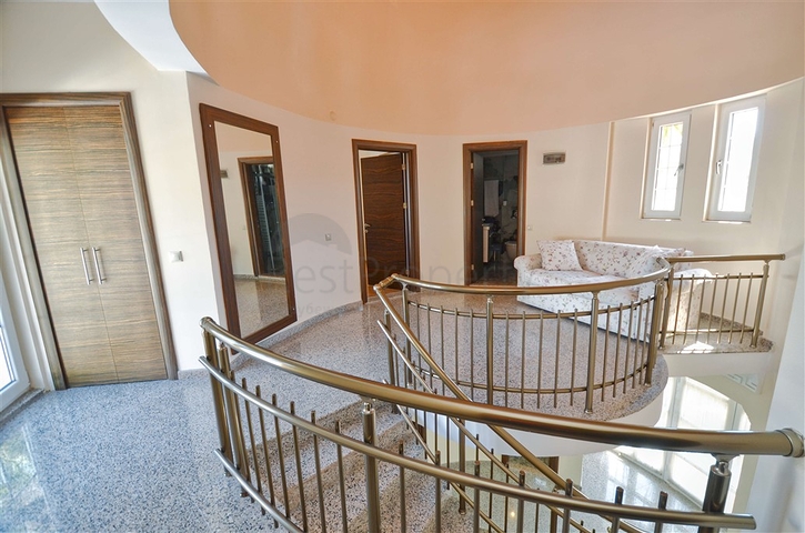 Виллы планировки 5+1 в живописном районе Кемера