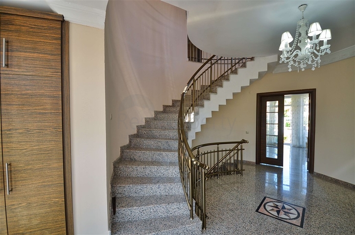 Виллы планировки 5+1 в живописном районе Кемера