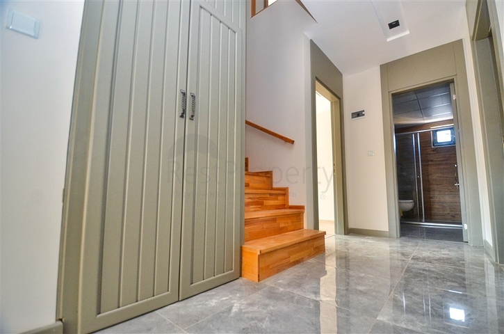 Квартира планировки 5+1 дуплекс в центре города Анталия 