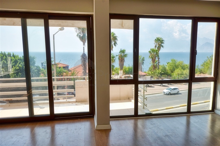 Квартира планировки 3+1 в центре города Анталия 