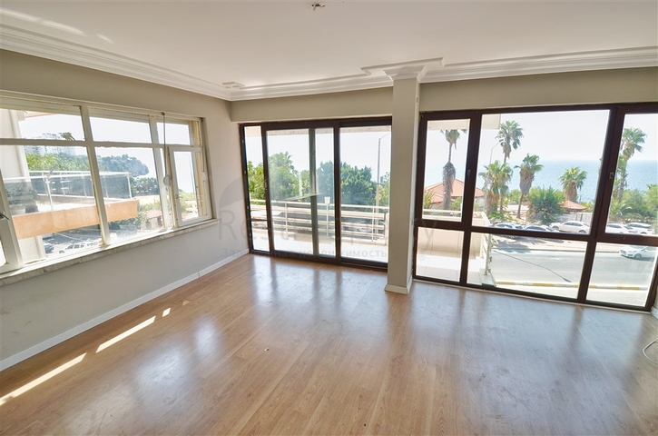 Квартира планировки 3+1 в центре города Анталия 