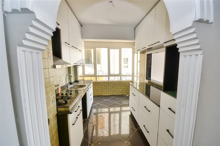 Квартира планировки 3+1 в центре города Анталия 