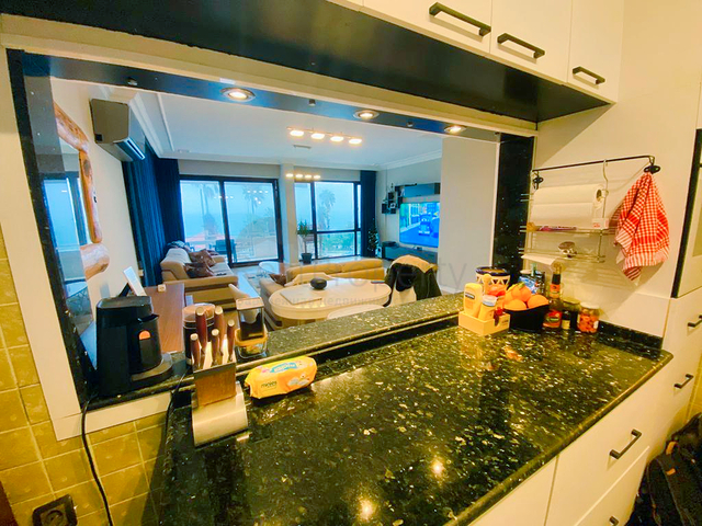 Квартира планировки 3+1 в центре города Анталия 