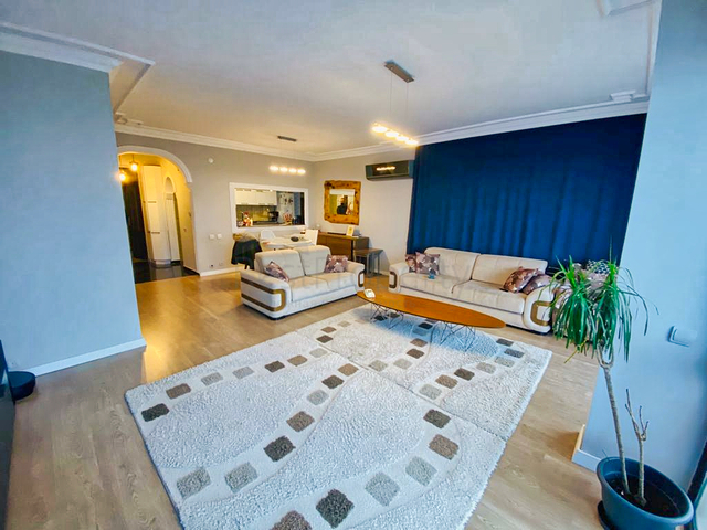 Квартира планировки 3+1 в центре города Анталия 