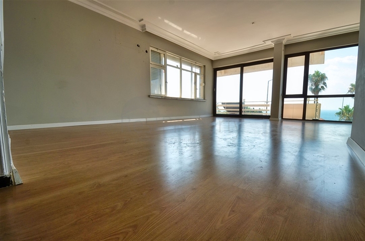 Квартира планировки 3+1 в центре города Анталия 