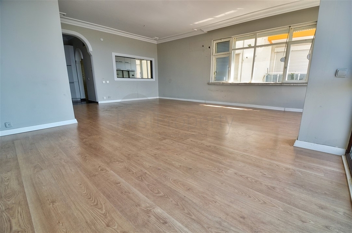 Квартира планировки 3+1 в центре города Анталия 