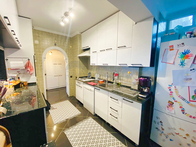 Квартира планировки 3+1 в центре города Анталия 